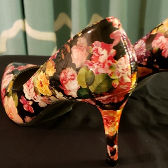 143 Girl Shoes - 143 girl Flower print pumps. Only worn once